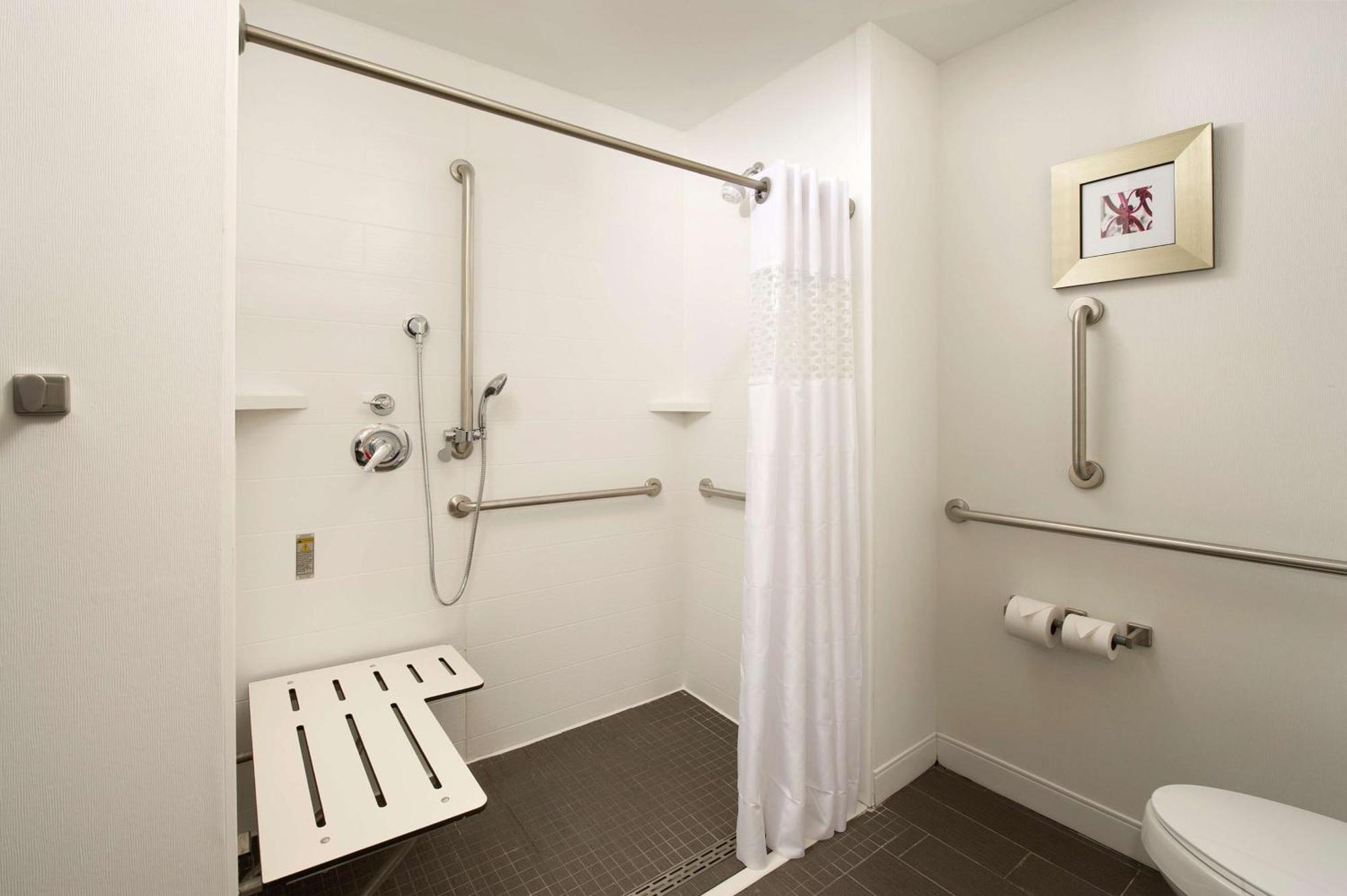 Hotel Hampton East Hurstbourne 3*